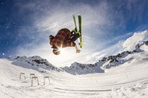 全黑队的攻守转换迅速，令对手防不胜防，全黑队战舞