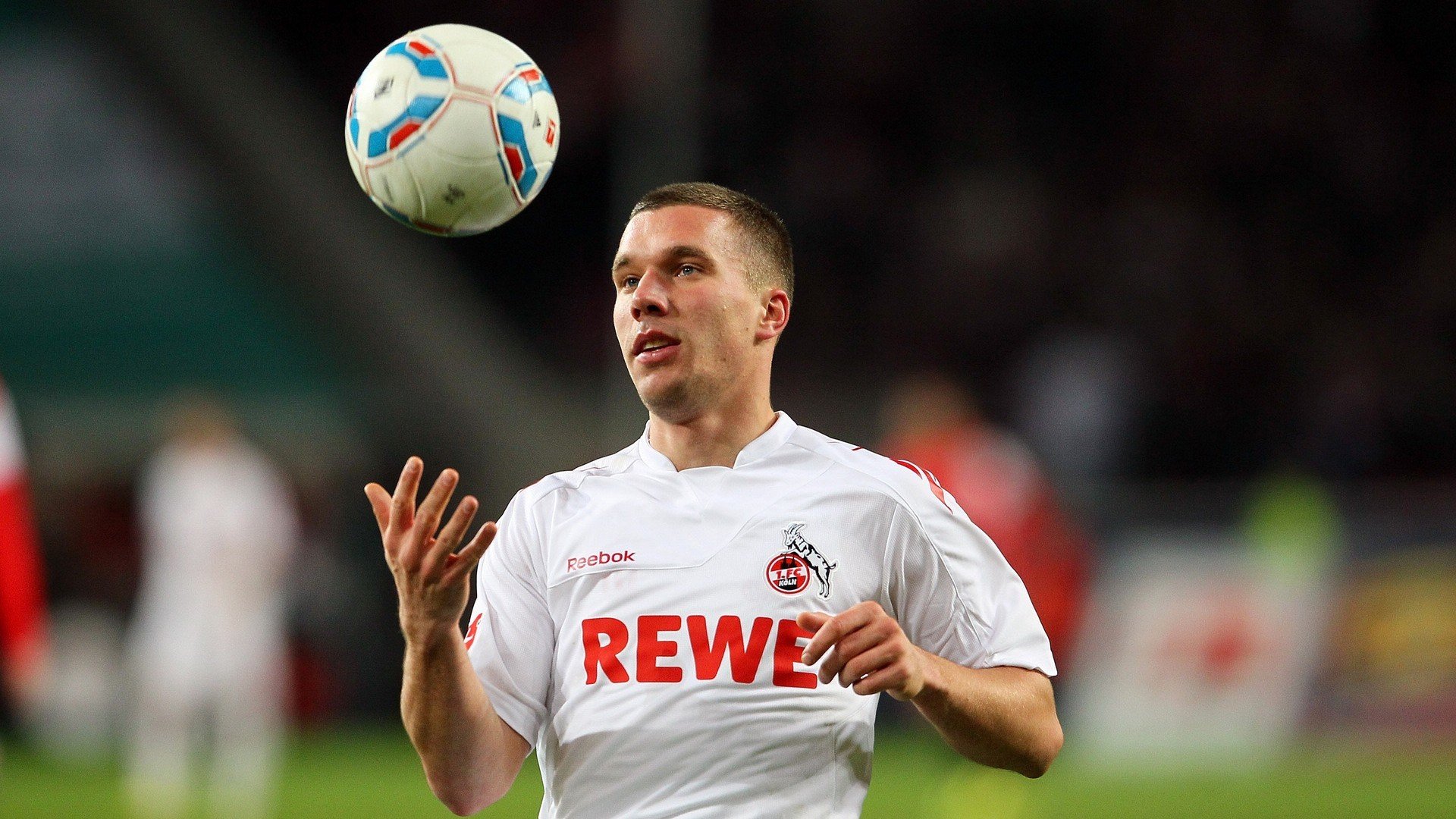 勇士后卫完成绝杀后队友热情拥抱，勇士组织后卫